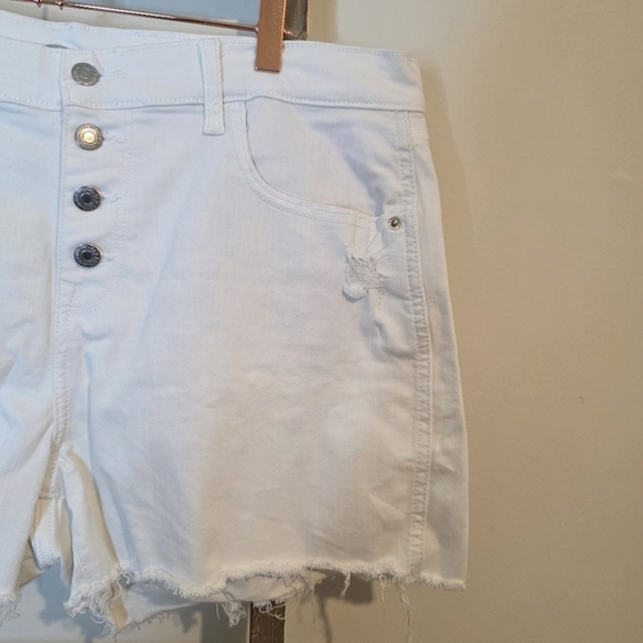 ⭐️40% Off⭐️ Old Navy Mid Rise Boyfriend Cut Off Shorts in Calla Lily - Picture 3 of 13